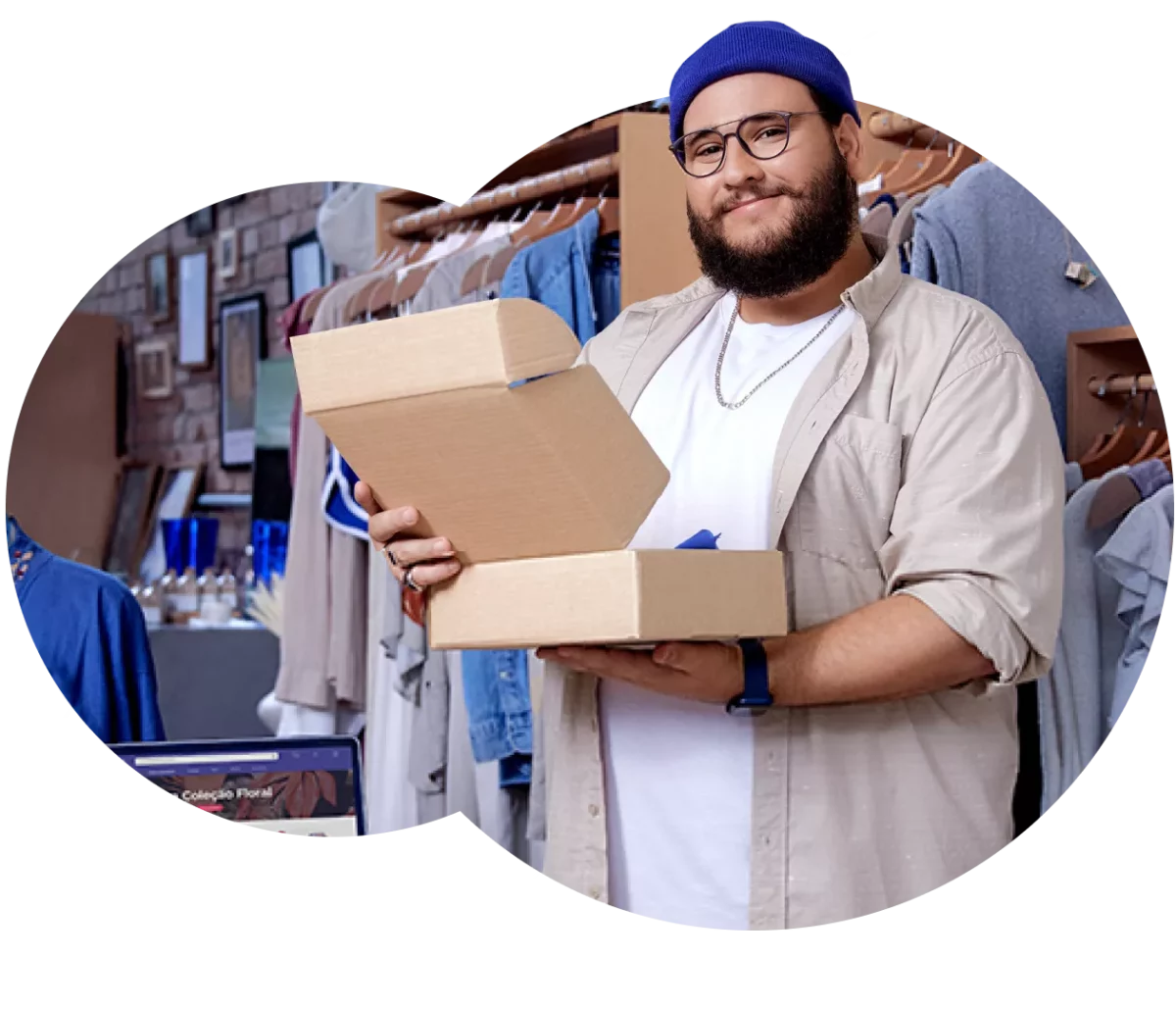 Imagem de homem com roupa branca e touca azul e segurando caixa