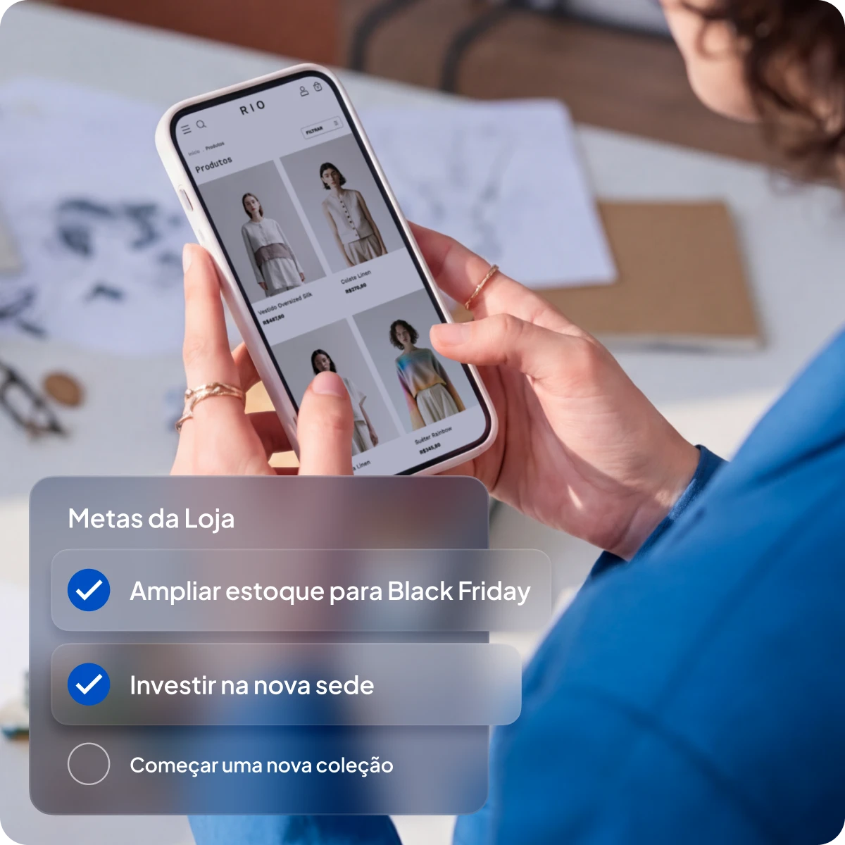 Pessoa usando aplicativo de loja online com metas para Black Friday.