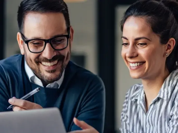 Dois empreendedores analisando resultados da Calculadora