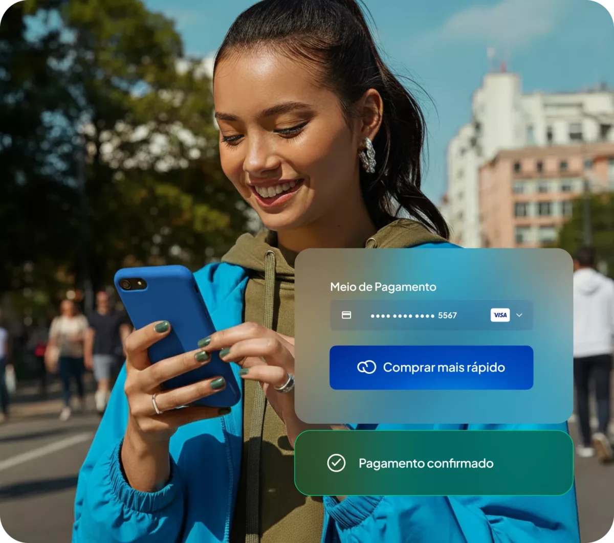 Pessoa sorrindo ao realizar pagamento pelo celular com confirmação visível na tela