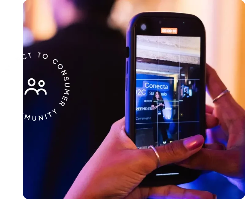 Pessoa gravando evento Conecta D2C São Paulo com celular