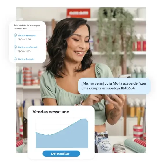 Mulher segurando o celular e administrando sua loja virtual, representando as vantagens do e-commerce responsivo Nuvemshop.