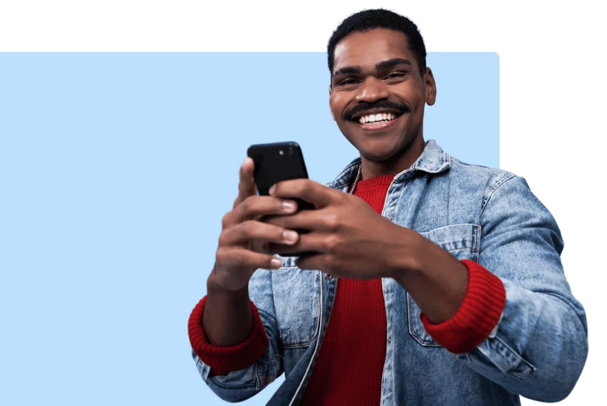 Homem segurando o celular, representando como vender online com a Nuvemshop.