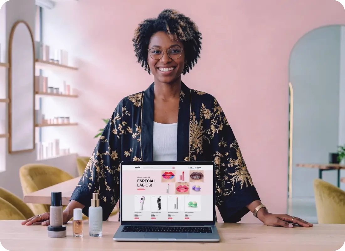 Pessoa com laptop exibindo produtos de beleza na mesa.