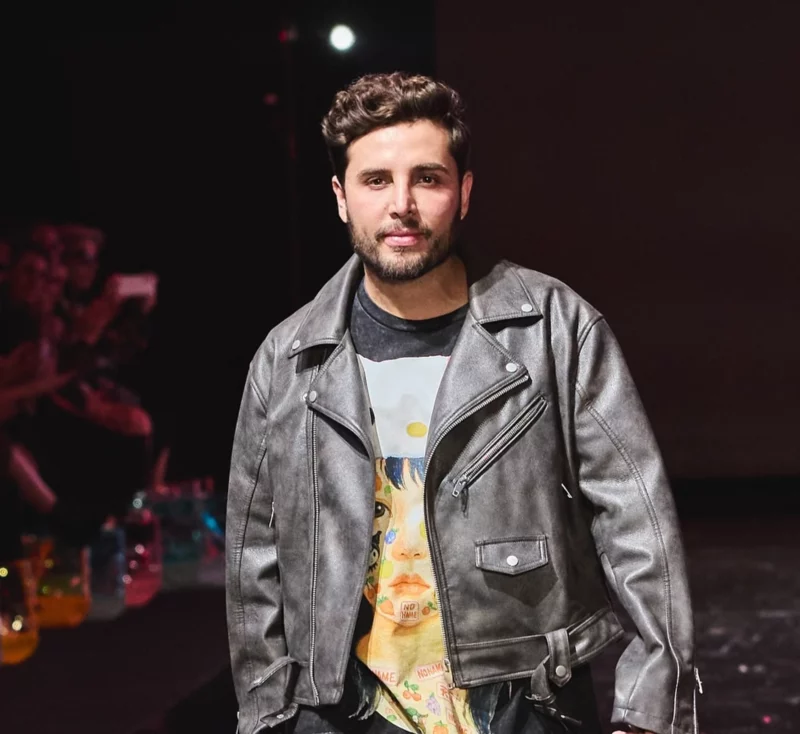 Persona en pasarela con chaqueta de cuero.